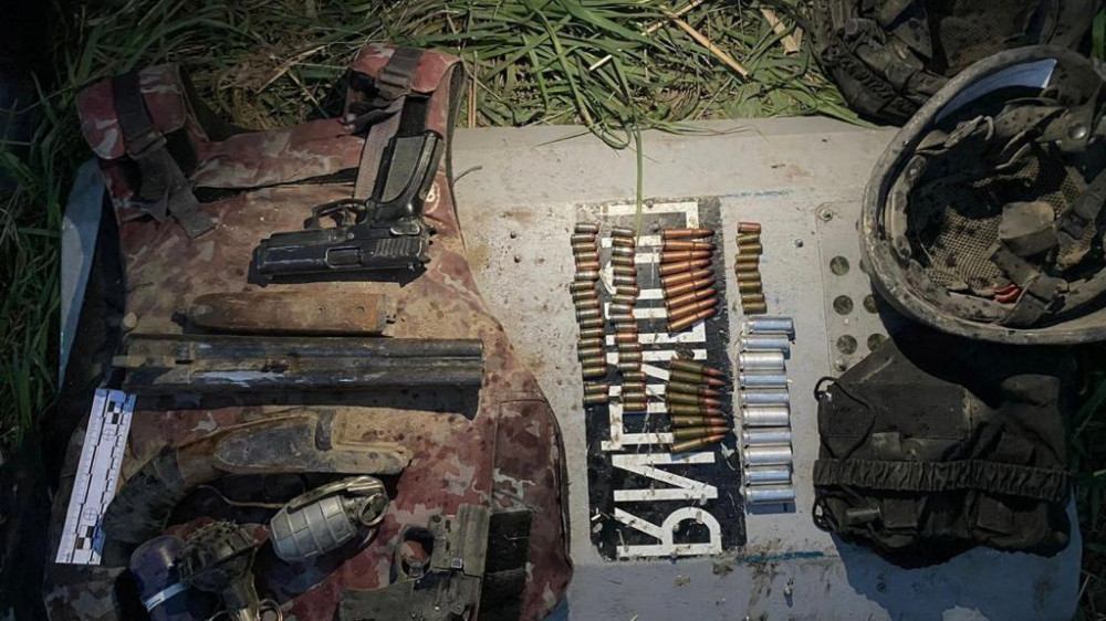 Полицейский щит и бронежилет нашли в тайнике с оружием в Жетысу