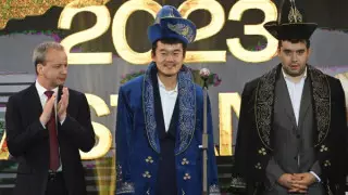 Первого чемпиона мира по шахматам из Китая короновали в Астане, надев казахский чапан