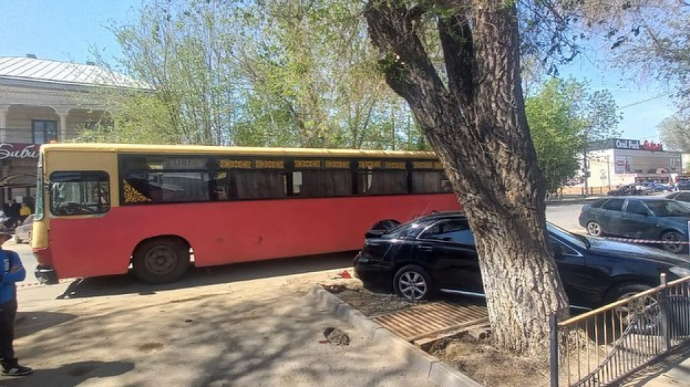 Пассажирский автобус устроил смертельное ДТП в Уральске