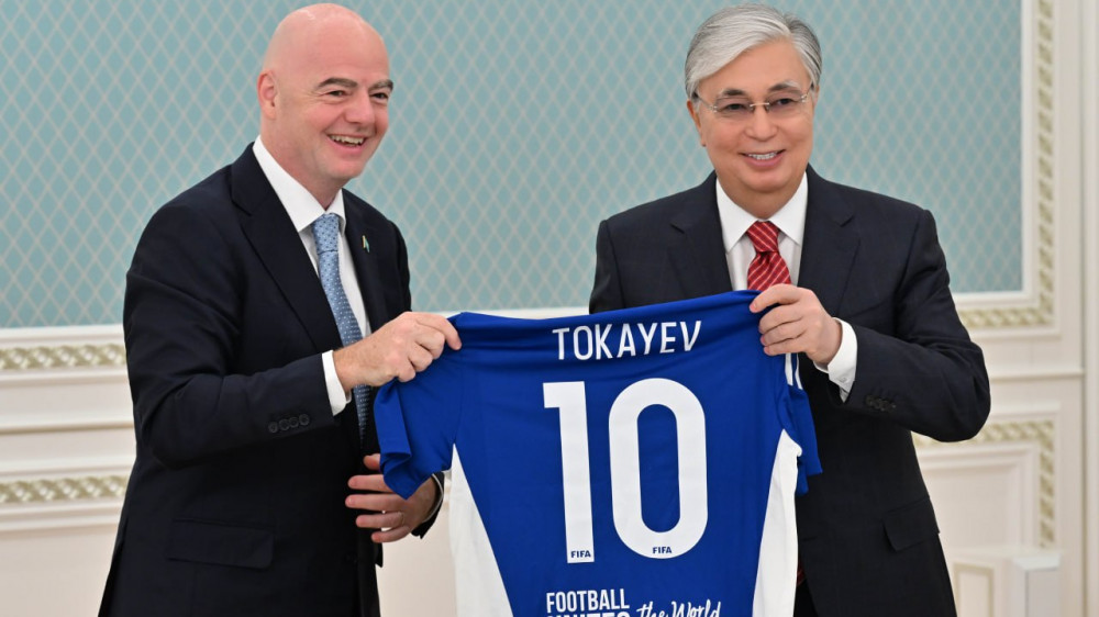 Президент ФИФА подарил Токаеву именную футболку