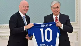 Скрытый смысл? Почему глава ФИФА выбрал для Токаева 10-й номер