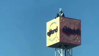 Четверо подростков залезли на вышку у океанариума в Астане