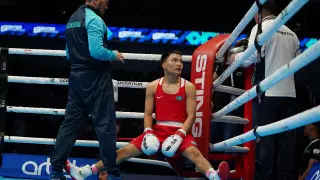 "Как будто кость выбил". Казахстанский боксер травмировался в поединке на ЧМ в Ташкенте