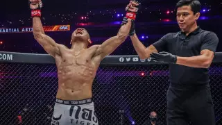 Казахстанский боец полностью разделся для боя в США