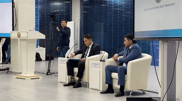 Под смех и аплодисменты алматинцев: министр ответил на вопрос о своих носках