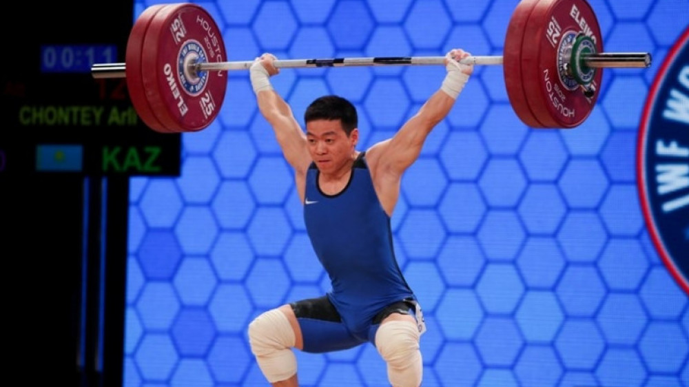 Казахстанец завоевал медаль чемпионата Азии по тяжелой атлетике