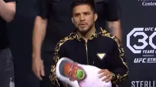 Экс-чемпион UFC "понянчил" соперника на битве взглядов