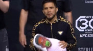 Экс-чемпион UFC "понянчил" соперника на битве взглядов