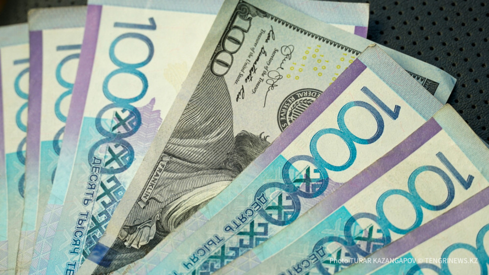 Названы официальные курсы доллара, рубля и евро на праздничные дни