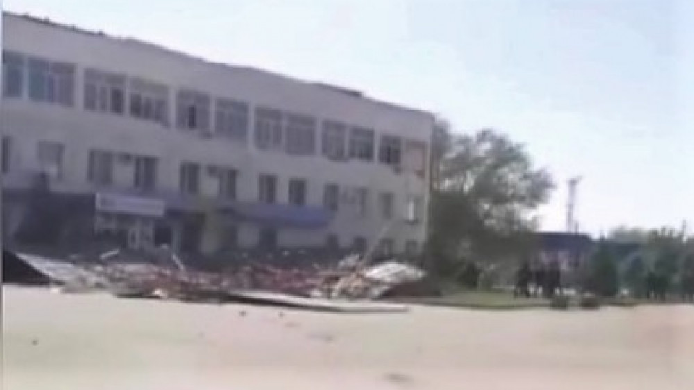 Сорванная ураганом крыша упала на женщину в Жамбылской области