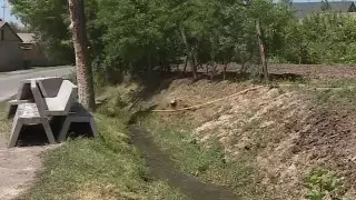 "Мы этой водой посуду моем": школу в Туркестанской области обвиняют в сливе нечистот в арык