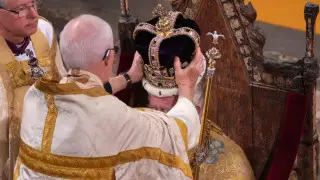 Чарльза III официально короновали в качестве короля Великобритании