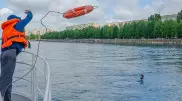 Экипаж теплохода спас двух человек, перевернувшихся на лодке в ВКО