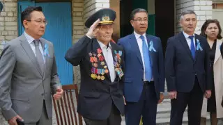 Аким области Абай поздравил ветеранов с Днем Победы