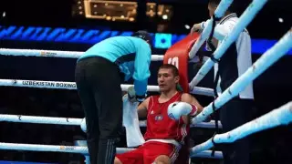 Нокдауном завершился бой казахстанца и узбекистанца на ЧМ-2023 в Ташкенте