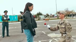 Рядовой погранслужбы КНБ сделал предложение своей девушке после принятия присяги