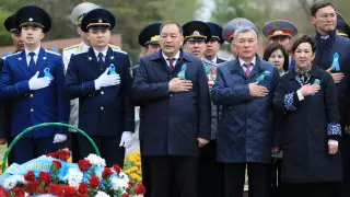 Ералы Тугжанов возложил цветы к Обелиску Славы и памятнику Алии Молдагуловой