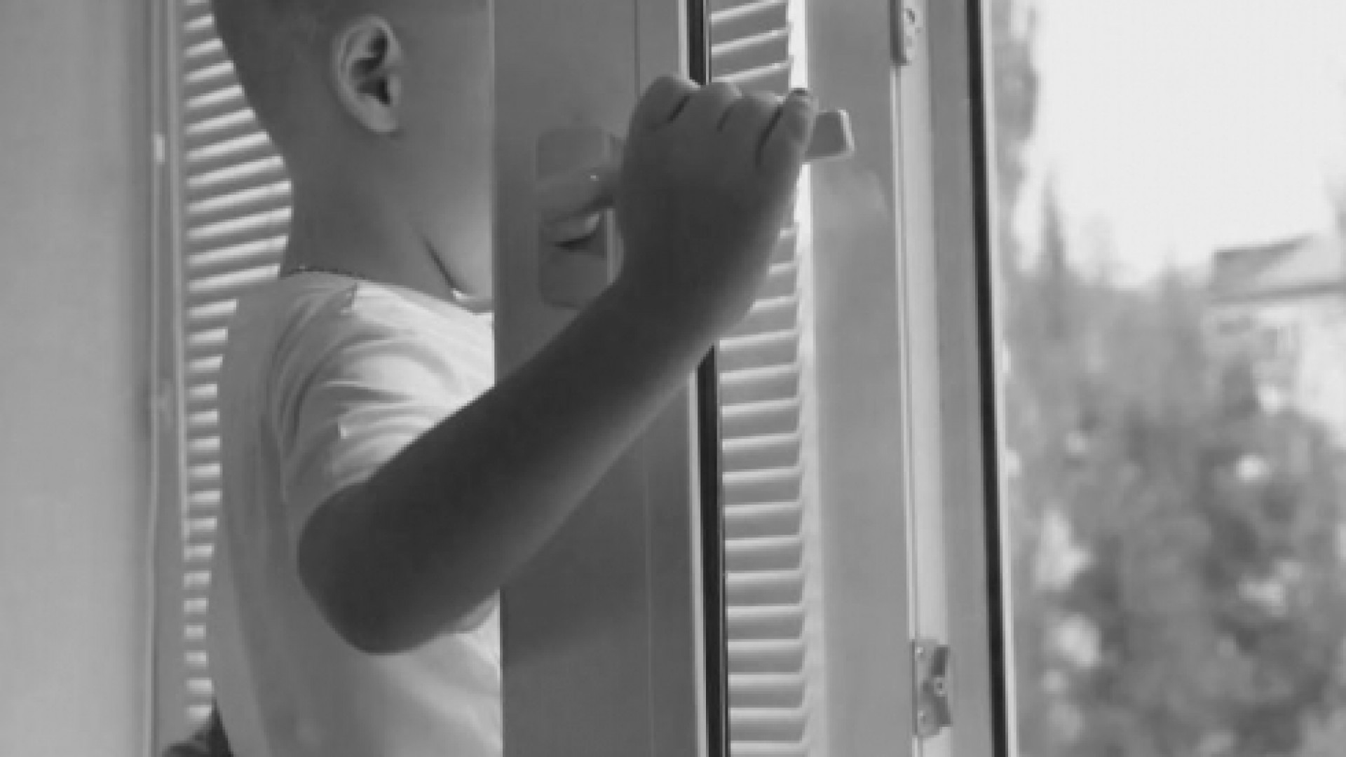 2-летний малыш выпал из окна и разбился насмерть в Караганде: 10 мая ...