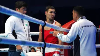 Казахстанец с кубинцем устроили "войну" и определили призера ЧМ-2023 по боксу