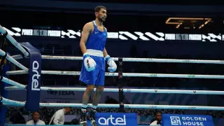 Драма с нокдаунами: капитан сборной принес медаль Казахстану на ЧМ по боксу