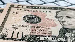 Названы официальные курсы доллара, рубля и евро на 12 мая