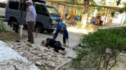 Козырек подъезда рухнул на людей в Актау: Полиция завела уголовное дело