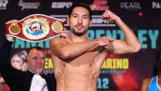 40 секунд гипноза. Алимханулы пришел на дуэль взглядов в розовом пиджаке