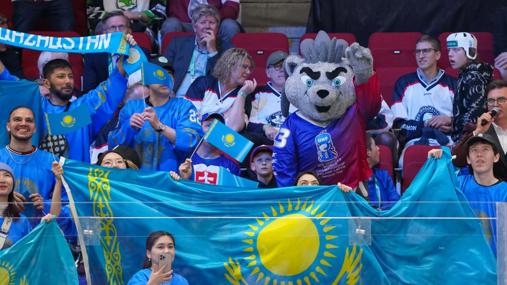 Сенсационный старт на ЧМ: как казахстанцы болели за хоккеистов на трибунах