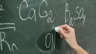 "Почему меня дергают?" На учителя пожаловалась школьница в Алматы