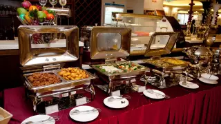 Шесть правил этикета за шведским столом: без рук и без горки