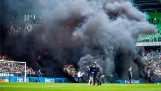 "Фанат выбежал с плакатом". Скандалом завершился матч в Нидерландах