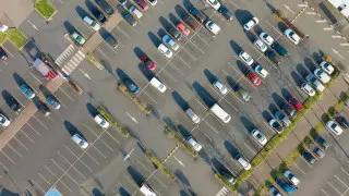 "Забирают 95 процентов прибыли". Навести порядок с платными парковками потребовал депутат