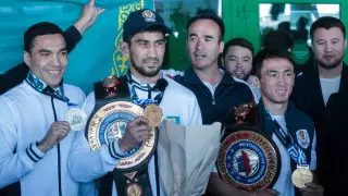 Обещали деньги и подарили цветы. Как в Астане встретили триумфаторов ЧМ по боксу