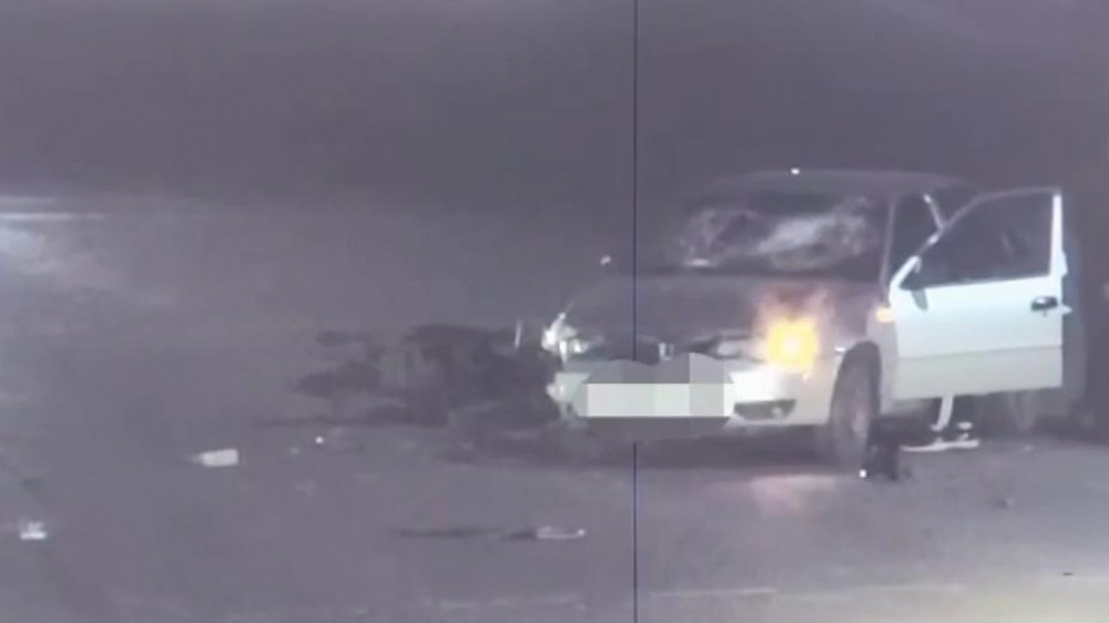 Скутер и легковушка столкнулись в Актобе: ДТП попало на видео
