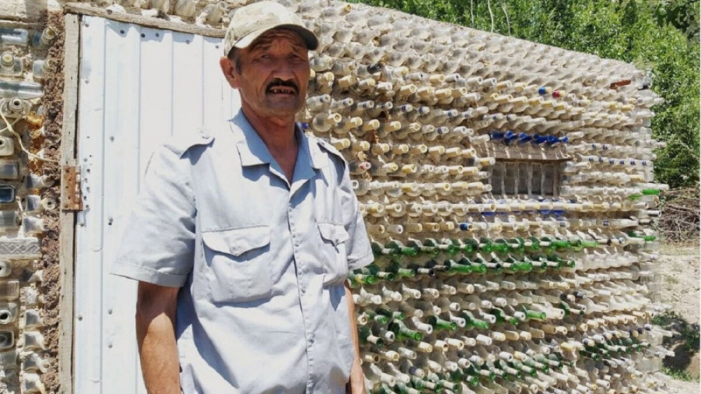 Баню из стеклянных бутылок построил житель Кызылординской области