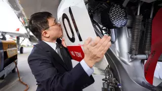 Глава авиакомпании прилетел, чтобы лично извиниться перед людьми за задержку рейса