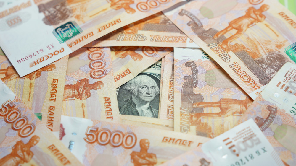 Названы официальные курсы доллара, рубля и евро на 18 мая