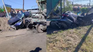 Поезд наехал на два автомобиля на станции Алматы