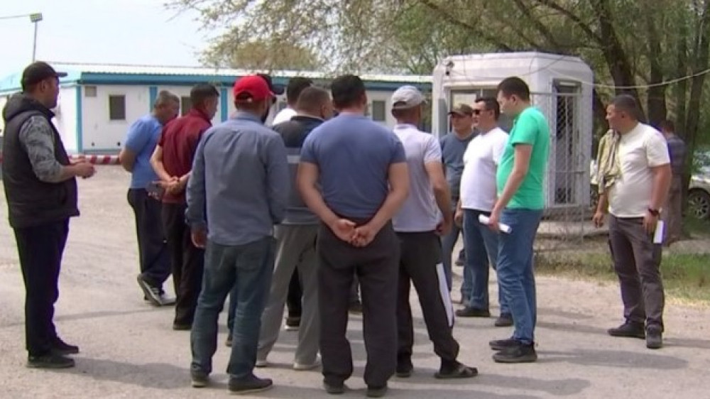 Дорожники грозятся перекрыть дорогу Алматы – Бишкек из-за задержки зарплаты