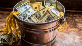 Курс доллара немного снизился