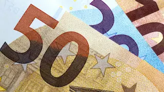 Названы официальные курсы доллара, рубля и евро на 19 мая