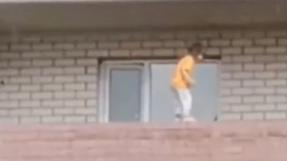 Ребенок балансировал на балконе 7-го этажа в Атырау