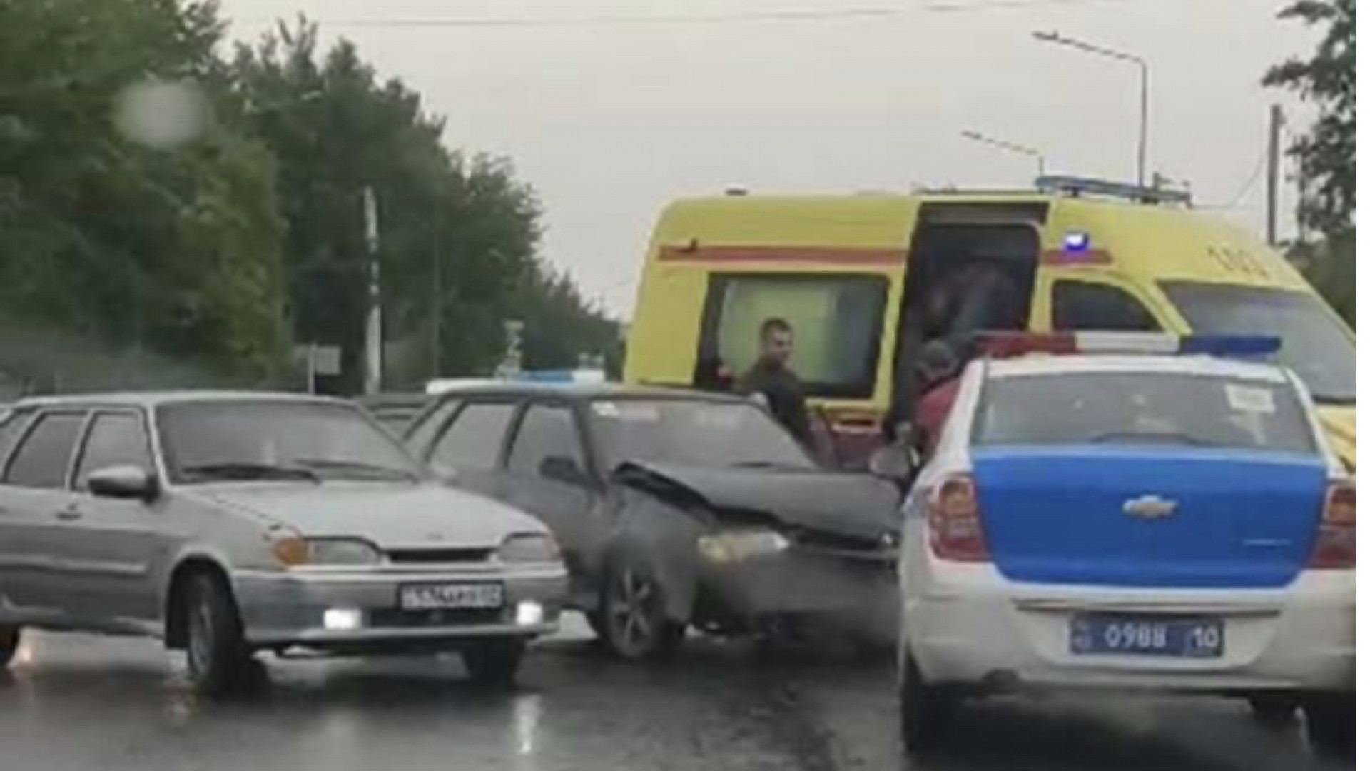 В скорую с пациентом врезалось авто на перекрестке в Костанае: 19 мая 2023  07:52 - новости на Tengrinews.kz