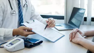 Взносы делал муж. Казахстанка пожаловалась, что ей не оказали медуслугу по ОСМС