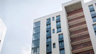 Девушка выбросилась с 18-го этажа ЖК в Алматы