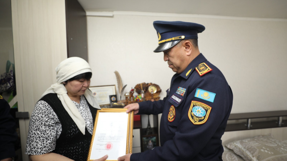 Пожар в горах Алматы: матери погибшего спасателя вручили орден