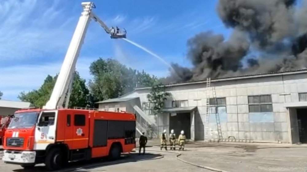 Крыша склада горела в Шымкенте: есть пострадавший