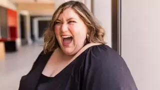 Женщину размера "плюс", купившую два места в самолете, довели до слез