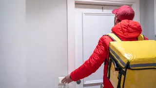 Курьер скрылся с едой из кафе на 15 тысяч тенге в Алматы