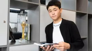 "Күніне 7-8 мың табамын". Тауда жуа сатып, интернетте танылған баламен сұхбат